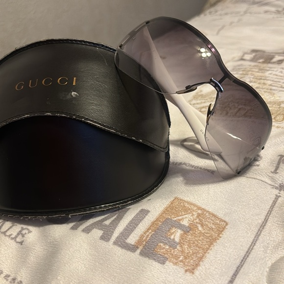 Gucci gucci , gorgeous white glasses , practically brand new worn a few times! - Picture 4 of 10